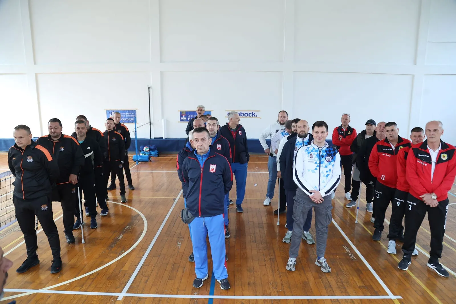 Svečano otvaranje: ekipe postrojene u sali SC Slodes